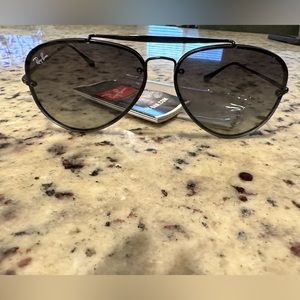 Black ray ban aviators